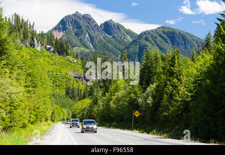 Scenic Route dans la vallée le long de la route 19 Nimpkish, au nord du lac et Hoomak sud de Woss. Banque D'Images