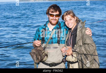 Un beau couple flyfishing posent pour une photo alors qu'à la pêche en rivière Cluxewe Resort près de Port McNeill, l'île de Vancouver, Banque D'Images