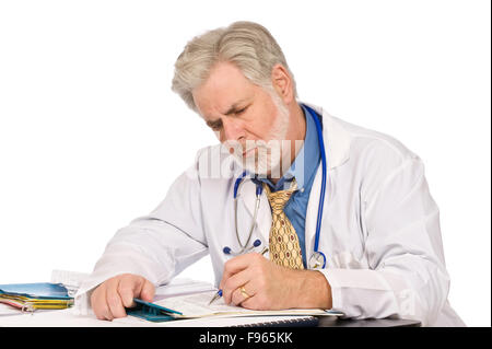 Médecin homme d'âge moyen doing paperwork Banque D'Images