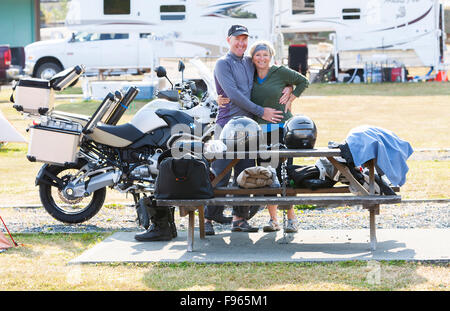 Un couple regroupe jusqu'leur camping en préparation pour une journée de vélo sur l'Île du Nord. Banque D'Images