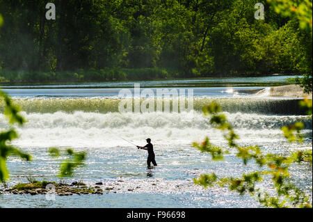 Fisherman casting ci-dessous barrage sur un matin de printemps, lumineux, Hanover, Ontario, Canada Banque D'Images