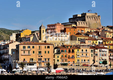 Maisons colorées avec le fort et le port de la ville Porto Santo Stefano en Toscane, Italie Banque D'Images