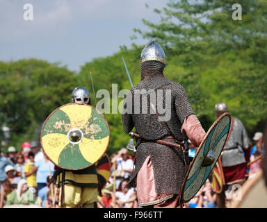 Guerriers Viking au combat à la 5ème Festival islandais du Manitoba, Gimli, Manitoba, Canada Banque D'Images