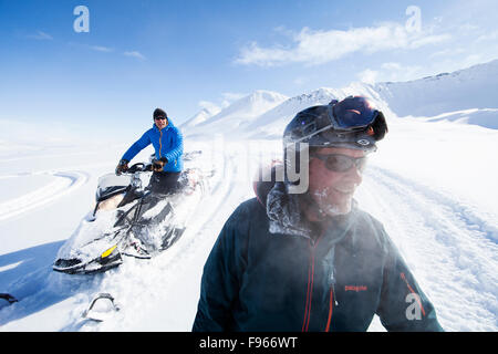 Les amateurs de l'arrière-pays découvrez un nouveau champ non suivies de poudre sèche alors que le ski dans les montagnes près de la Mckenzie Banque D'Images