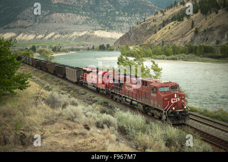 Le Canadien Pacifique (CP) jupes Train de charbon le long de la rivière Thompson, par Spences Bridge (Colombie-Britannique), Canada. L'industrie du charbon Banque D'Images