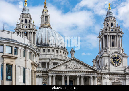 Magnifique vue sur la Cathédrale St Paul. Il se trouve en haut de Ludgate Hill point le plus élevé dans la ville de Londres. Cathédrale a été construite par Banque D'Images