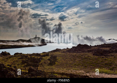 Reykjanesviti zone géothermique - phare, de lave, de la mousse et les dépôts de silice, Gunnuhver Hot spring, Reykjanes Peninsula, Iceland Banque D'Images