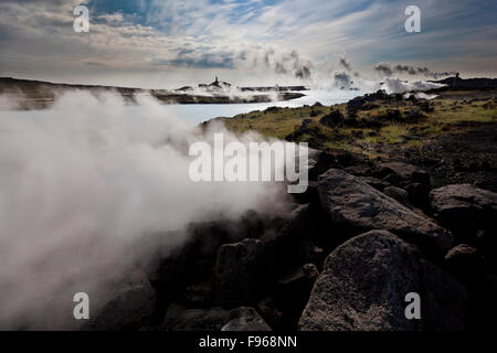 Zone géothermique, de la lave, de la mousse, les dépôts de silice et de minéraux, de Gunnuhver Hot spring, Reykjanes Peninsula, Iceland Banque D'Images