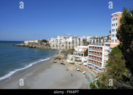 Mer Méditerranée, Nerja, Espagne (Andalousie) avec des hôtels et appartements de vacances.vu du balcon de l'Europe à Nerja. Banque D'Images