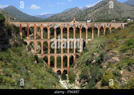 Aqueduc sur Costa del Sol en Andalousie, près de Nerja, Espagne Banque D'Images
