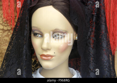 Fenêtre douce mannequin en robe originale espagnole Banque D'Images