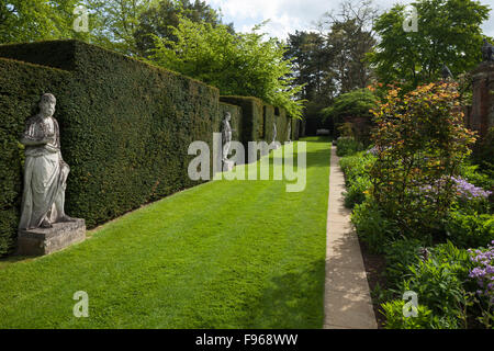 Frontières floral contemporain conçu par Arne Maynard à côté de statues classiques par Scheemaker à Cottesbrooke Hall gardens, Northamptonshire, Angleterre. Banque D'Images