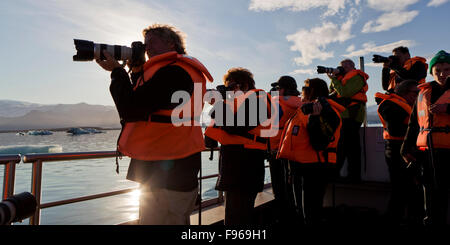 Les photographes en bateau amphibie, Jokulsarlon Glacial Lagoon, Breidamerkurjokull, glacier Vatnajokull calotte de glace. L'Islande Banque D'Images