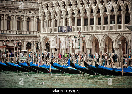 Gondoles en face du Palazzo Ducale Banque D'Images