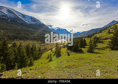 Vue depuis la promenade Red Rock au printemps, Waterton Lakes National Park, Alberta, Canada Banque D'Images