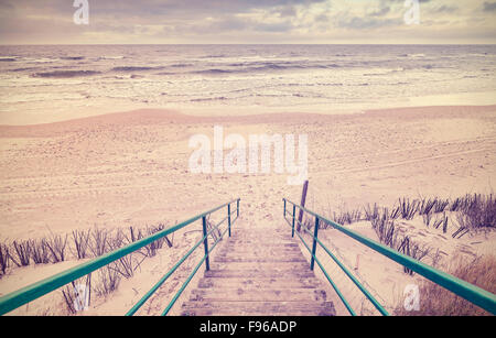 Escalier en bois aux tons Vintage sur une plage. Banque D'Images