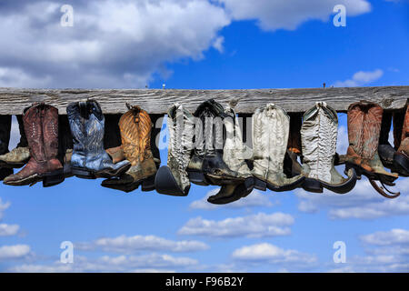 Vieux cow-boy hanging on post, à la mémoire de John Booth, Great Sandhills, près de Sceptre, Saskatchewan, Canada Banque D'Images