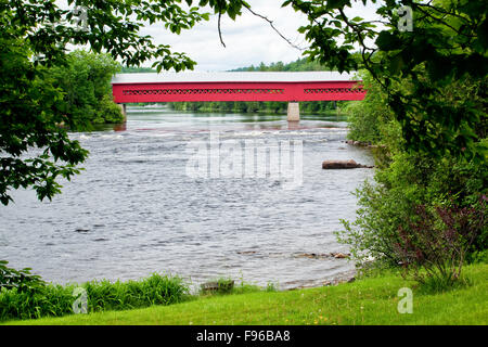 Pont couvert sur la rivière Gatineau, Wakefield, Québec, Canada Banque D'Images
