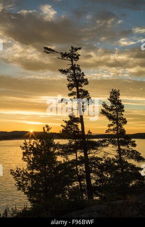 Le lever du soleil, la baie Whitefish, Iroquois Falls, Ontario, Canada Banque D'Images