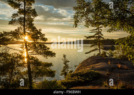 Le lever du soleil, la baie Whitefish, Iroquois Falls, Ontario, Canada Banque D'Images