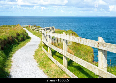 Falaise à pied sur la façon sauvage de l'Atlantique dans le comté de Kerry ballybunion Irlande Banque D'Images