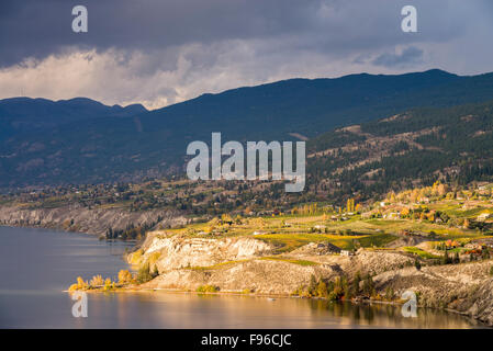 Les falaises et les vignes sur le Naramata Bench le long du lac Okanagan entre Penticton et Naramata, Okanangan Valley du sud de Banque D'Images