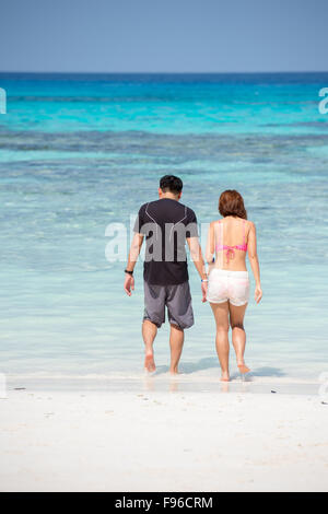 L'homme et la femme sur la plage de Koh Tachai Banque D'Images