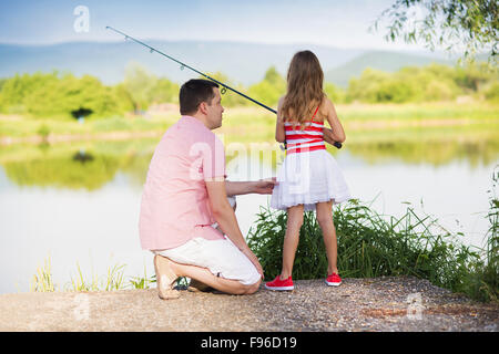 Heureux jeune père de la pêche sur le lac avec sa petite fille Banque D'Images