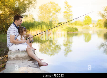 Heureux jeune père de la pêche sur le lac avec sa petite fille Banque D'Images