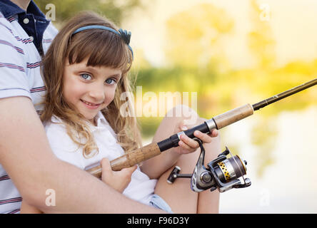 Heureux jeune père de la pêche sur le lac avec sa petite fille Banque D'Images