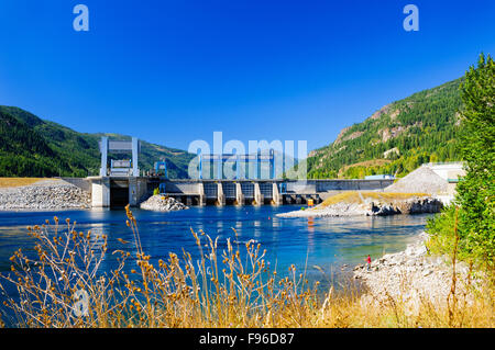 Un homme pêcher près de l'barrage Hugh Keenleyside sur la rivière Columbia, près de Castlegar, en Colombie-Britannique. Banque D'Images