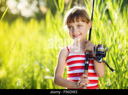 Cute little girl est prête à aller à la pêche Banque D'Images