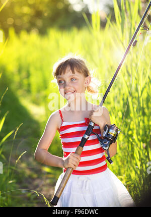 Cute little girl est prête à aller à la pêche Banque D'Images