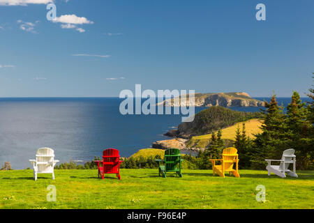 Chaises Adirondack, Tors Cove, Terre-Neuve, Canada Banque D'Images