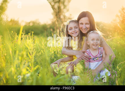 Portrait de jeune mère heureuse avec sa petite fille à sunny meadow Banque D'Images