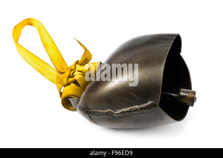 Alpes cowbell avec sangle jaune isolated on white Banque D'Images