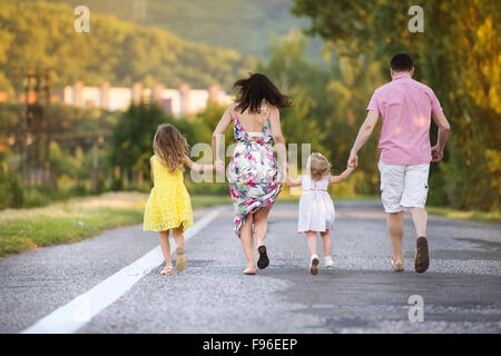 Happy Family having fun pendant la promenade sur la route Banque D'Images