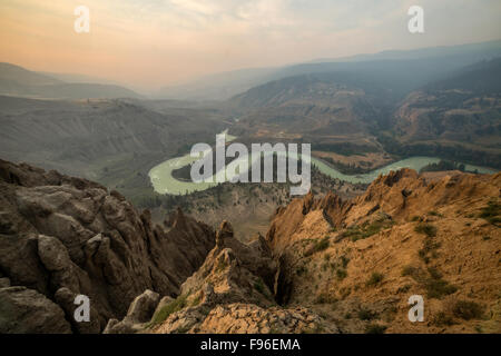 British Columbia, Canada, la région de Chilcotin du canyon Farwell, C.-B., les prairies, le lever du soleil, de limon bluffs, Hoodoos, rivière Chilcotin, Banque D'Images