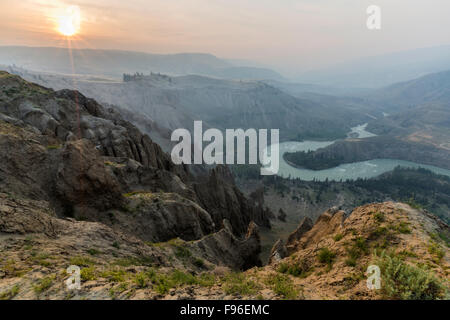 British Columbia, Canada, la région de Chilcotin du canyon Farwell, C.-B., les prairies, le lever du soleil, de limon bluffs, Hoodoos, rivière Chilcotin, Banque D'Images