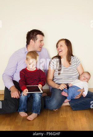 Beau Portrait de famille s'amusant à la maison Banque D'Images