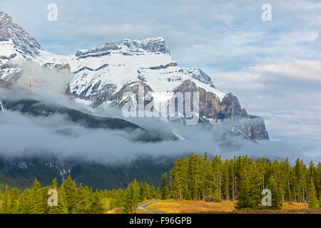 Recouvert de neige et brouillard enveloppé le mont Rundle montagnes, Banff National Park, Alberta, Canada Banque D'Images