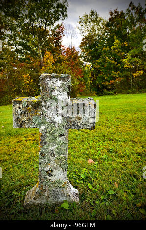 Une image verticale d'une vieille croix de pierre surmonté d'un cimetière près de Sussex au Nouveau-Brunswick, Canada. Banque D'Images