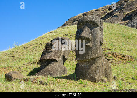 Ranu Raraku moai, cérémonie, l'île de Pâques Banque D'Images