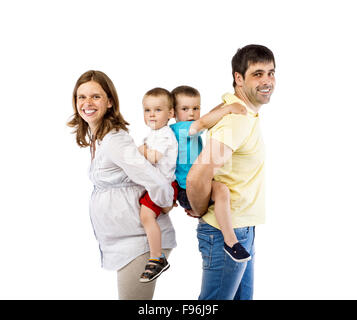 Portrait de l'heureuse famille avec deux enfants et femme enceinte, isolé sur fond blanc Banque D'Images