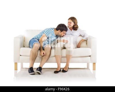 Beau young happy pregnant woman sitting on sofa, isolé sur fond blanc Banque D'Images