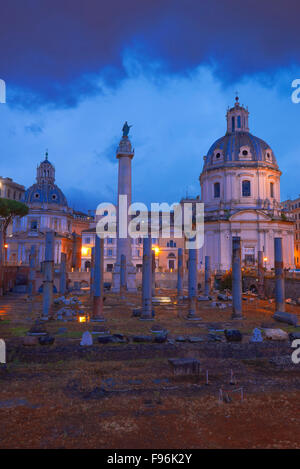 Forum de Trajan, Foro di Traiano, église Santa Maria di Loreto au crépuscule, le Forum Romain, Rome, Latium, Italie Banque D'Images