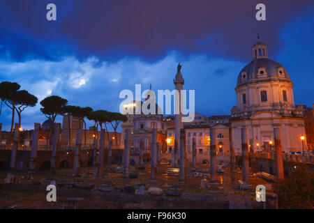 Forum de Trajan, Foro di Traiano, église Santa Maria di Loreto au crépuscule, le Forum Romain, Rome, Latium, Italie Banque D'Images