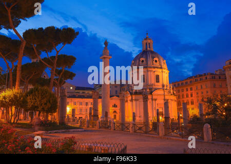 Forum de Trajan, Foro di Traiano, église Santa Maria di Loreto au crépuscule, le Forum Romain, Rome, Latium, Italie Banque D'Images