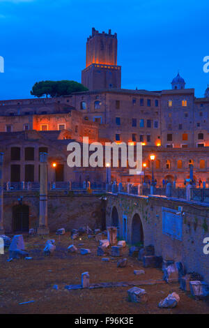 Forum de Trajan, Foro di Traiano, Marchés de Trajan au crépuscule, le Forum Romain, Rome, Latium, Italie Banque D'Images