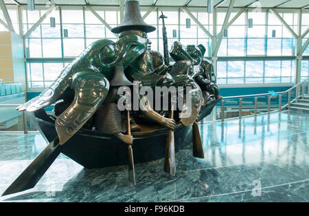 L'ESPRIT DE HAIDA GWAII, le canot de jade, par l'artiste haïda Bill Reid, à l'aéroport international de Vancouver Banque D'Images